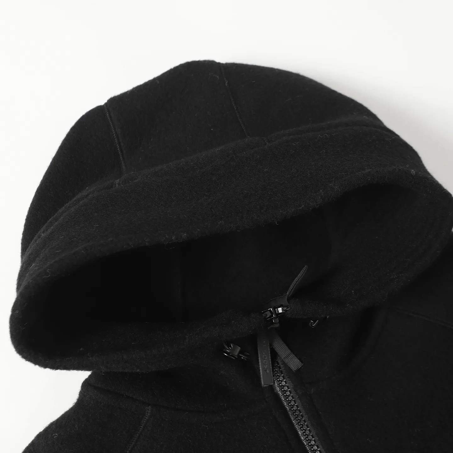 P620 Canada Goose/ Chilliwa series cashmere bomber jacket, exclusive customized wool fabric, containing 60% wool content! Super lightweight, soft and warm! The high-tech breathable space cotton liner makes the entire shape very stiff and soft, comfortable and lightweight at the same time. Breathable, soft, non-stuffy, lightweight, stylish, and non-deformable. The iconic double-stripe reflective strips are designed on the back of the collar and splicing. No detail is missed. The front placket allows you to easily cope with seasonal changes and calmly resist bad weather. High-density badges. All threaded accessories are customized. Loose fit and adjustable drawstring. Not bloated at all. Quite fashionable. It can be said to be a very unique design. This year's must-have style is for men and women. Size: S-L